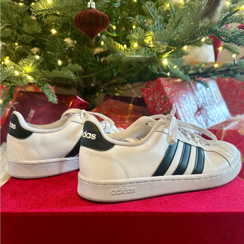 Women’s Adidas Ground Court Sneaker with Cloudfoam Comfort Size 9.